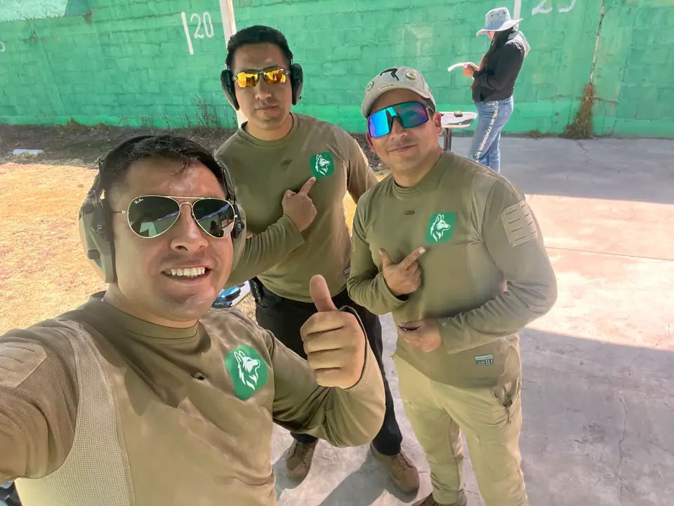 Tres integrantes de Fox Team Tactical con su uniforme en el polígono de tiro antes de competir en Juliaca