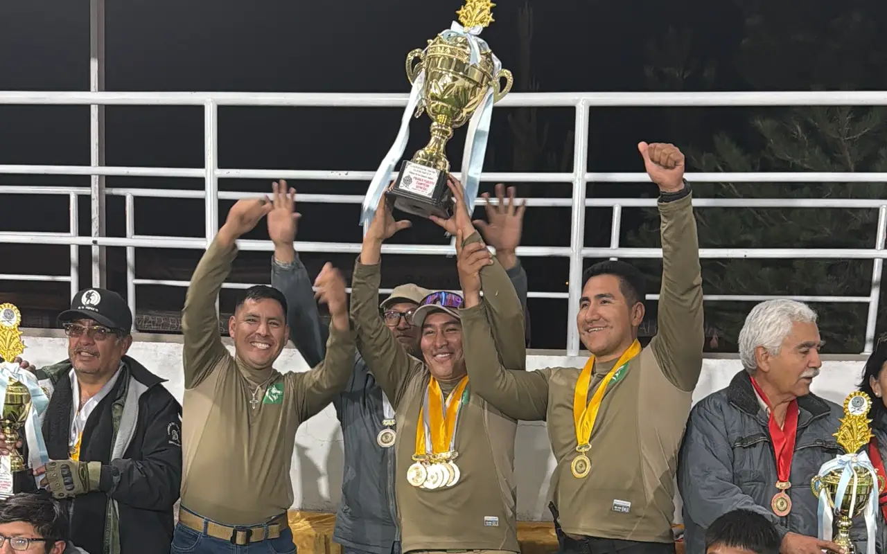 Deportistas de Fox Team Tactical celebran levantando el trofeo de campeón general del Campeonato de Tiro de Juliaca 2026