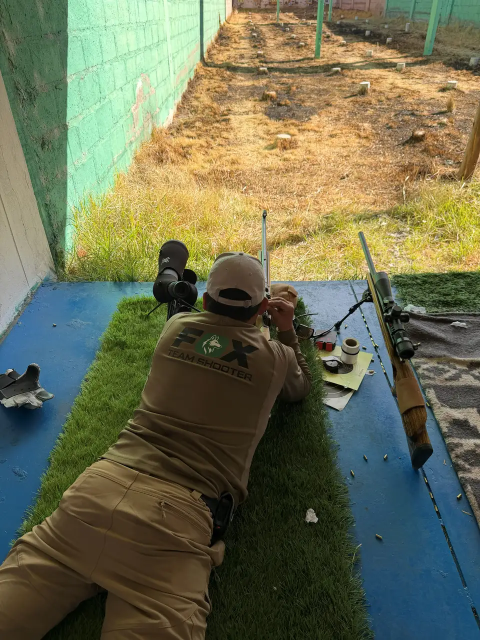 Tirador de Fox Team Tactical en posición prona disparando un rifle de precisión con visor durante el campeonato de Juliaca