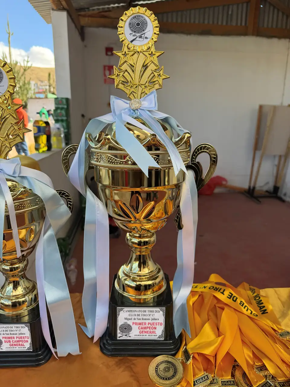 Trofeo de primer puesto campeón general del Campeonato de Tiro 2026 del Club de Tiro N.° 17 de Juliaca, junto a medallas de oro